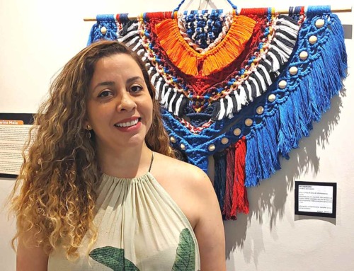 Ex-aluna da Monteiro inspira alunos/as com exposição de obras no Hall das Artes